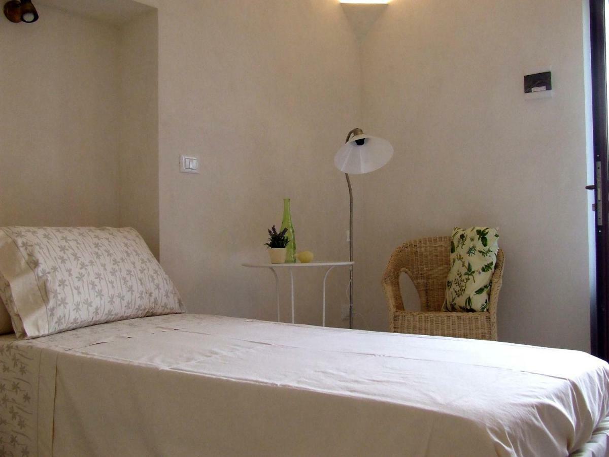 Il Giardino Di Viola Bed & Breakfast เชจลีเมสซาปิกา ภายนอก รูปภาพ